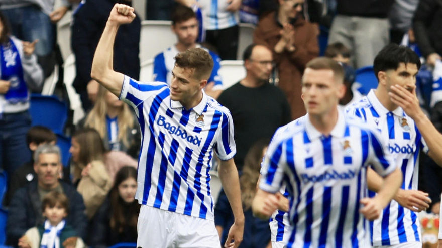 SAN SEBASTIÁN, 11/04/2026.- El jugador de la Real Sociedad Luka Sucic (i) celebra tras marcarle un gol al Alavés durante el partido de LaLiga EA Sports disputado este sábado en el Estadio de Anoeta. EFE/ Javi Colmenero