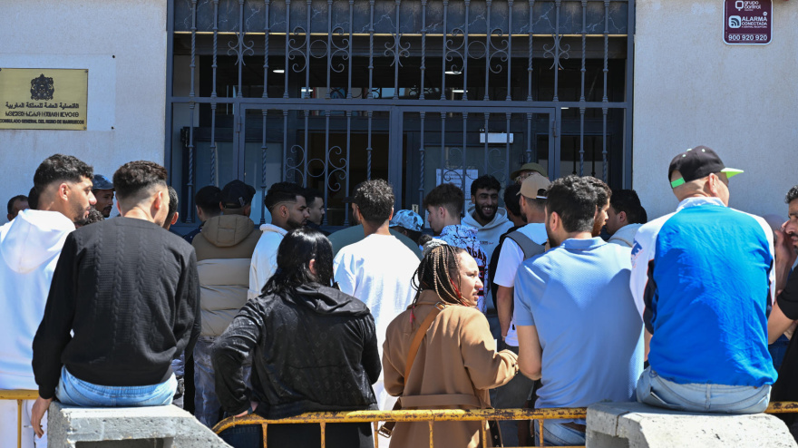 Centenares de ciudadanos marroquíes hacen cola frente al Consulado de Marruecos en Almería a la espera de obtener su certificado de antecedentes penales para la regularización extraordinaria de migrantes