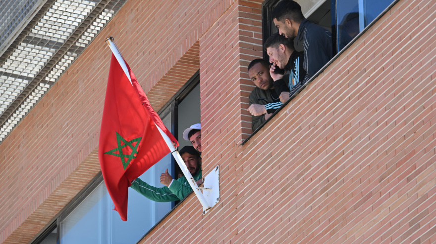 Ciudadanos marroquíes esperan en el interior del Consulado de Marruecos en Almería a la espera de obtener su certificado de antecedentes penales para la regularización extraordinaria de migrantes