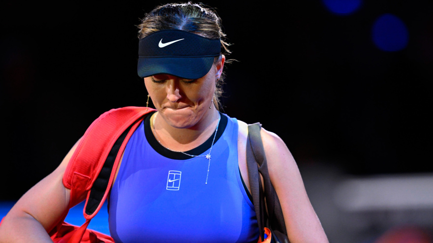 Paula Badosa, con gesto serio tras perder en la primera ronda del torneo de Stuttgart