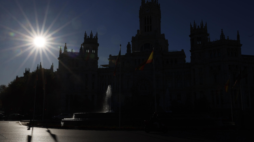 El sol luce en un cielo despejado en la Plaza de Cibeles en Madrid