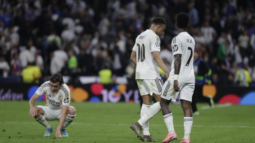 Los jugadores del Real Madrid Kylian Mbappé (c), Vinicius Jr. (d) y Álvaro Carreras (i) al finalizar el encuentro correspondiente a la ida de los cuartos de final de la Liga de Campeones que disputaron este martes Real Madrid y Bayern Munich en el estadio Santiago Bernabéu, en Madrid