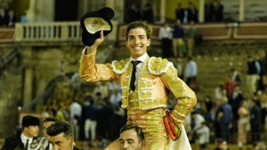 Julio Norte, en su salida a hombros este martes en Sevilla