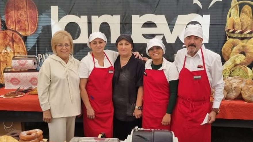 Evangelina Barros, a la izquierda, con algunos de sus trabajadores en una edición de la Fiesta del Pan