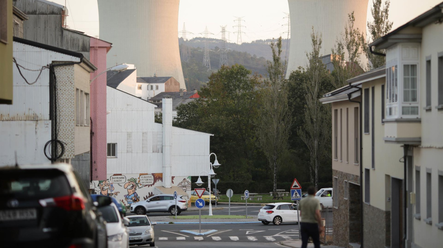 Vista parcial de As Pontes, con la central térmica al fondo