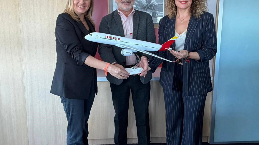 Imagen del encuentro entre la alcaldesa de Granada, Marifrán Carazo, y la diputada provincial de Turismo, Marta Nievas, con el director general de Ventas Globales de Iberia, Víctor Moneo Ocaña