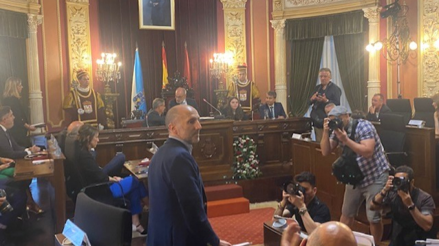 El alcalde de Ourense, Gonzalo Jácome, en el salón de plenos