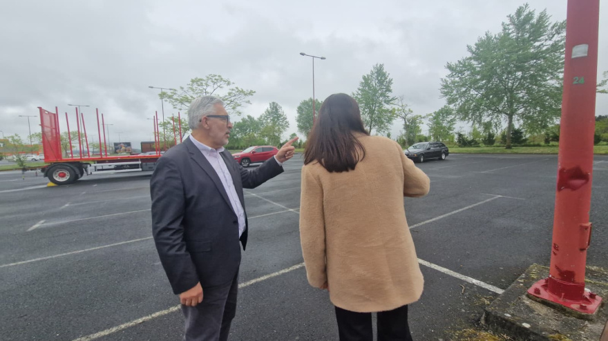 MIguel Fernández visita el lugar donde se habilitará el aparcamiento para camiones