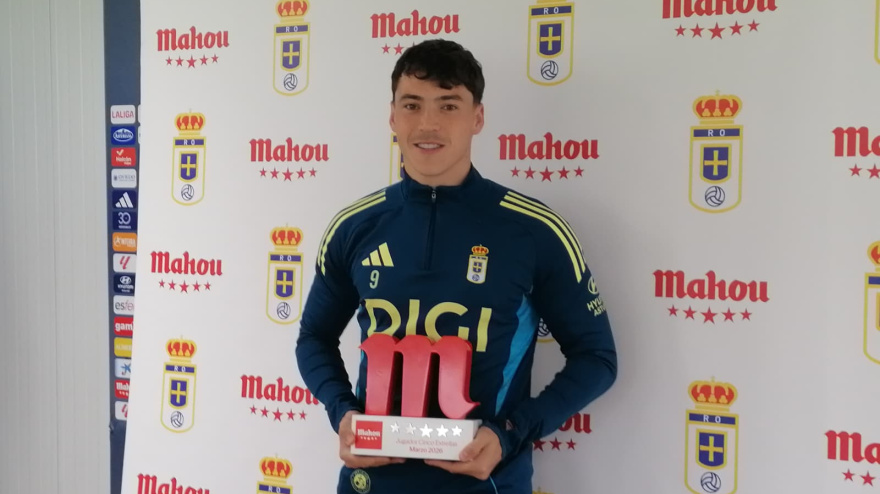 Fede Viñas recibe el premio al mejor jugador del mes de marzo en el Oviedo