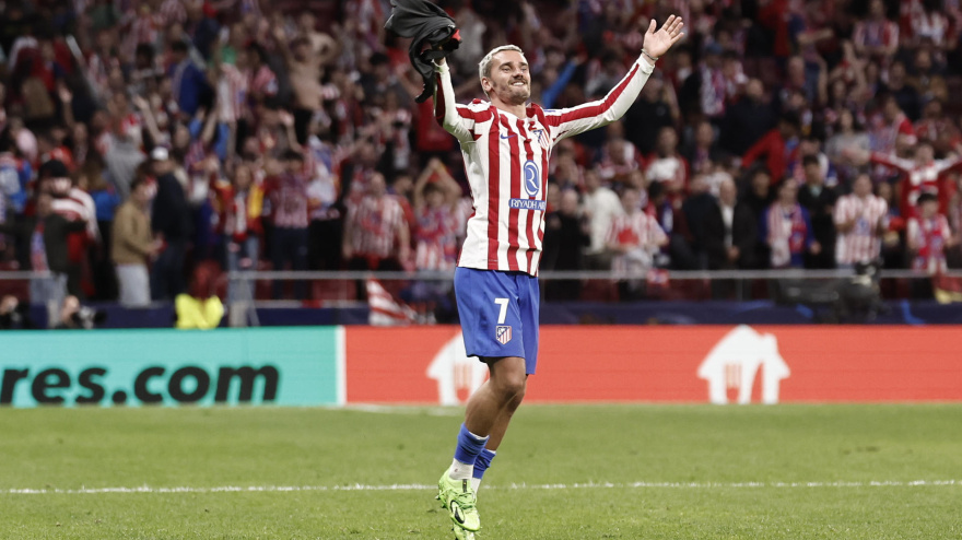 Antoine Griezmann celebra el pase a las semifinales con la afición del Atlético de Madrid.