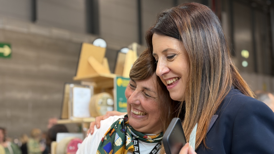 Ana Vázquez, propietaria de Quesería Airas Moniz, y la conselleira de Medio Rural, María José Gómez