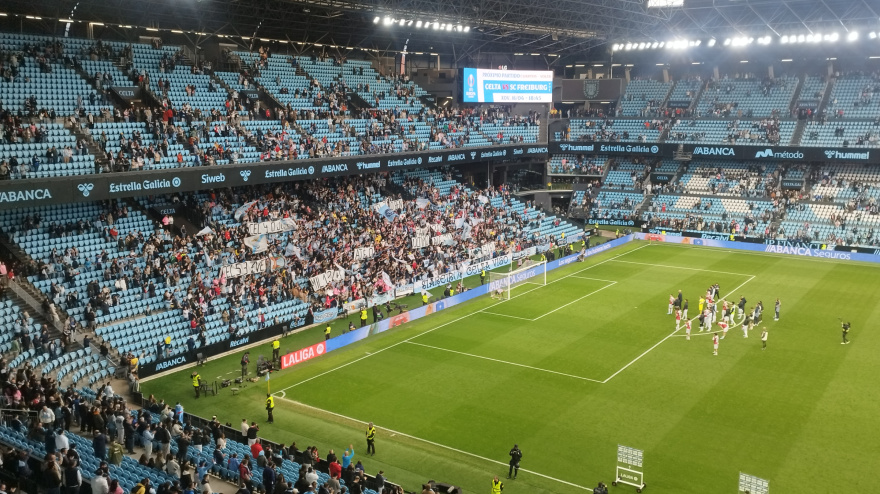 La afición desplegó pancartas con resultados históricos del Celta en Balaidos el pasado domingo
