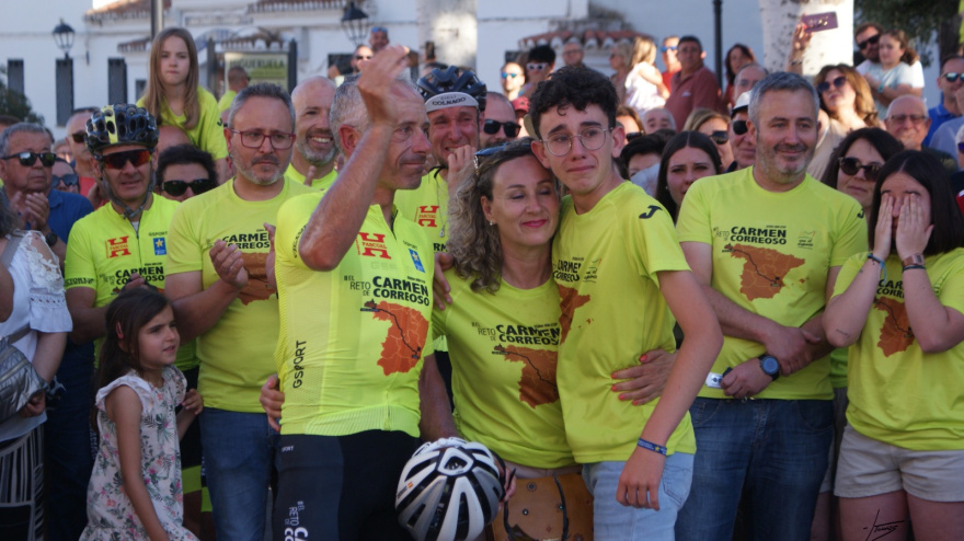 Francisco Correoso en 2025 en la meta con su mujer y su hijo