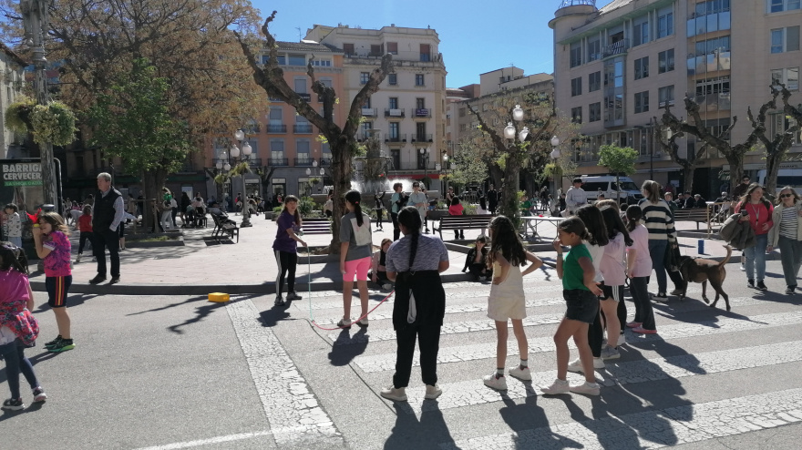 La comba es uno de los juegos tradicionales que se practica este día