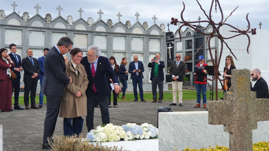 Ofrenda floral ante la tumba de Leopoldo Calvo Sotelo