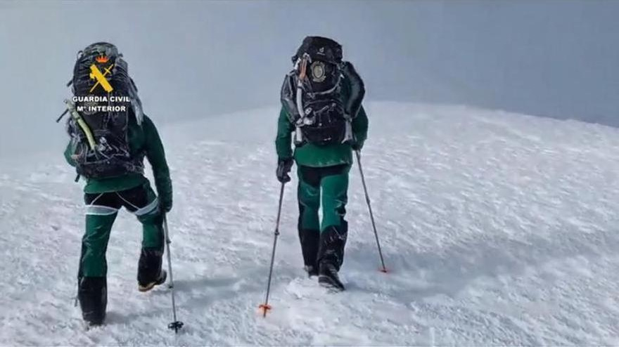 La Guardia Civil de Montaña rescata a varios montañeros en zonas cerradas