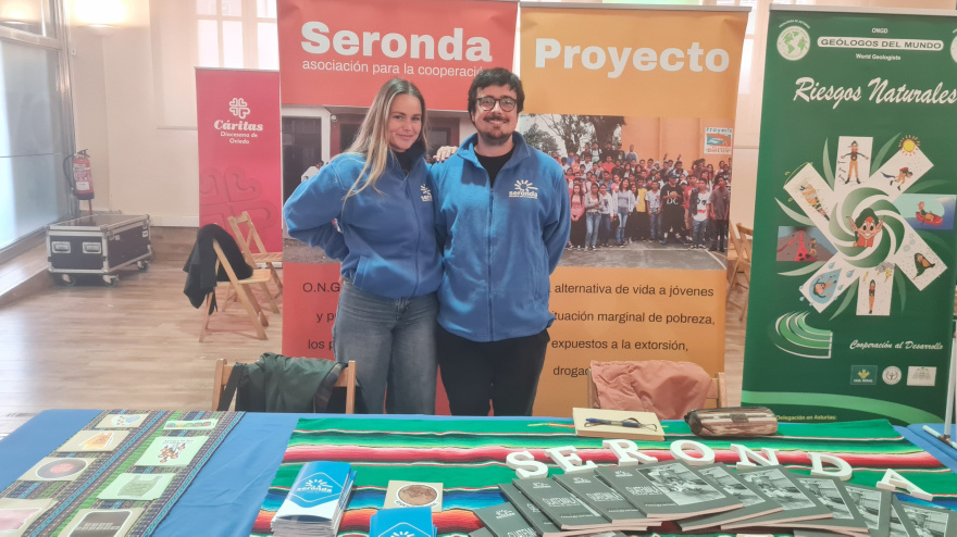 Cristina y Sergio, voluntarios de Seronda ONG, en Trascorrales
