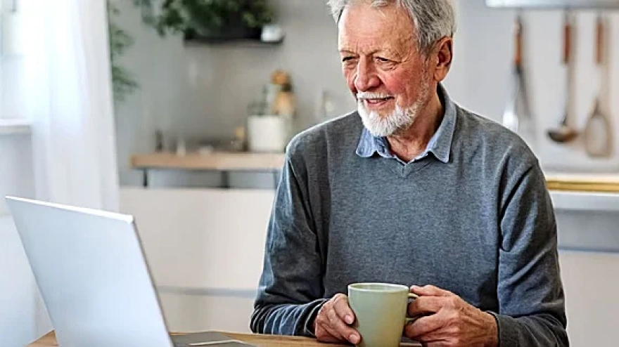 Josep Ollé, psiquiatra de 72 años, explica los motivos de su continuidad en el trabajo