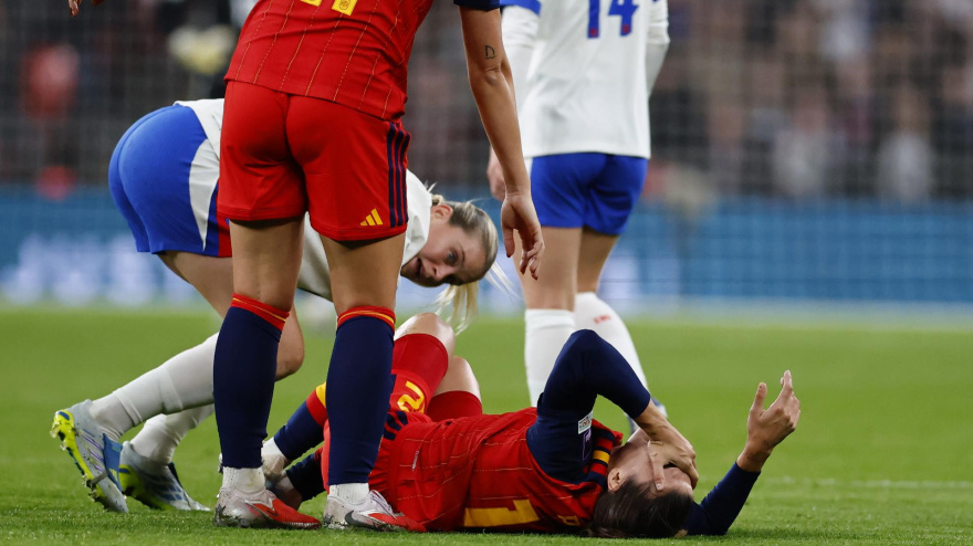 Patri Guijarro se duele durante el Inglaterra - España