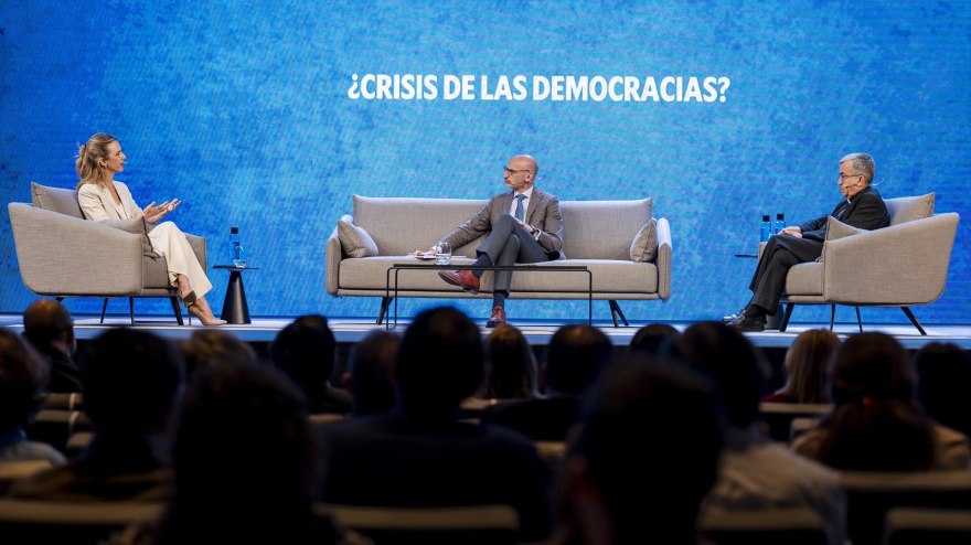 El presidente de la CEE, Monseñor Luis Argüello, el director general de la Fundación Pablo VI, Jesús Avezuela, y la portavoz adjunta del PP en el Congreso de los Diputados, Cayetana Álvarez de Toledo