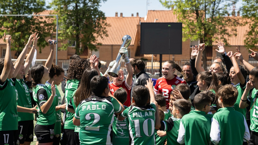 Jugadoras celebran el ascenso