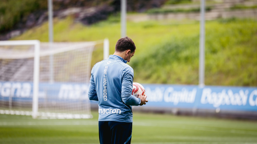 Mikel Oyarzabal con un balón en el entrenamiento de la Real Sociedad
