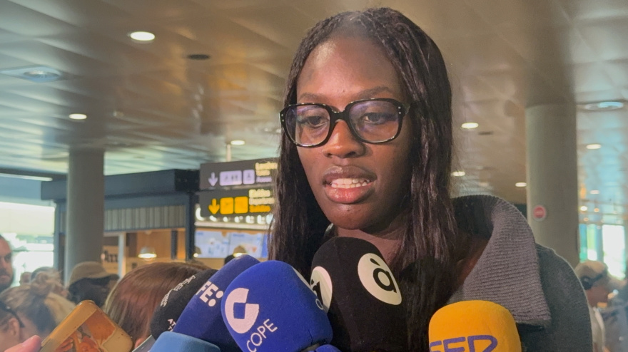 Awa Fam pívot de Valencia Basket, atiende a los medios tras regresar de Nueva York