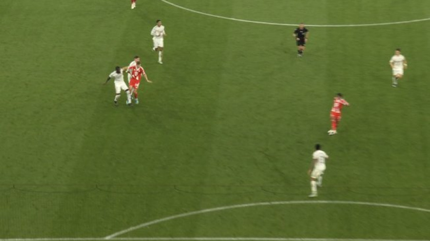 Acción polémica de una posible falta de Rüdiger antes del tercer gol del Real Madrid