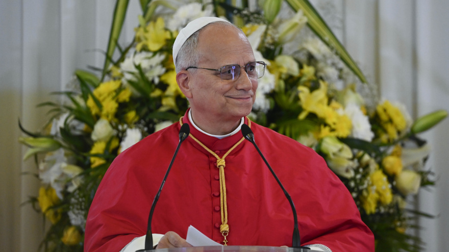 León XIV aterriza en Camerún para llevar su mensaje de paz al corazón de los conflictos de África