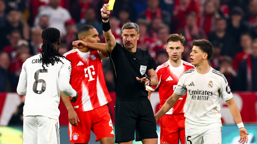 Momento de la segunda amarilla a Camavinga en el Bayern-Real Madrid