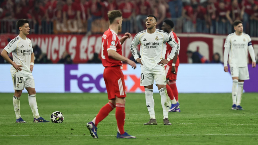 Los jugadores del Real Madrid, cabizbajos tras la eliminación en Champions