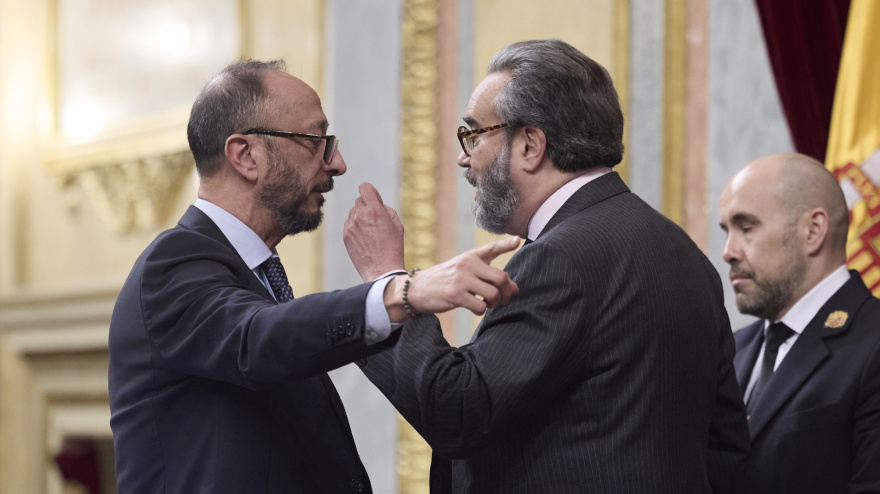 El vicepresidente primero del Congreso, Alfonso Rodríguez de Celis (i), y el diputado de Vox Carlos Flores Juberías (d)