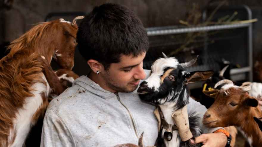 Jorge San Gil, joven ganadero y emprendedor con sus cabras