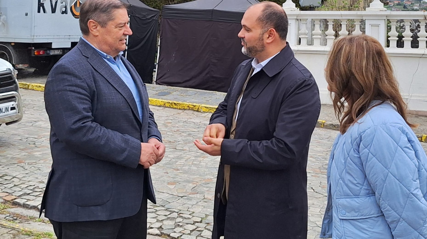 El subdelegado del Gobierno, Julio Abalde; con el alcalde de Pontedeume Bernardo Fernández