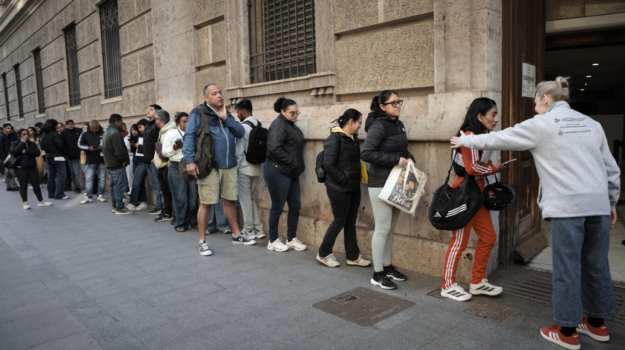 Un gran número de personas guarda cola ante el padrón municipal de Valencia