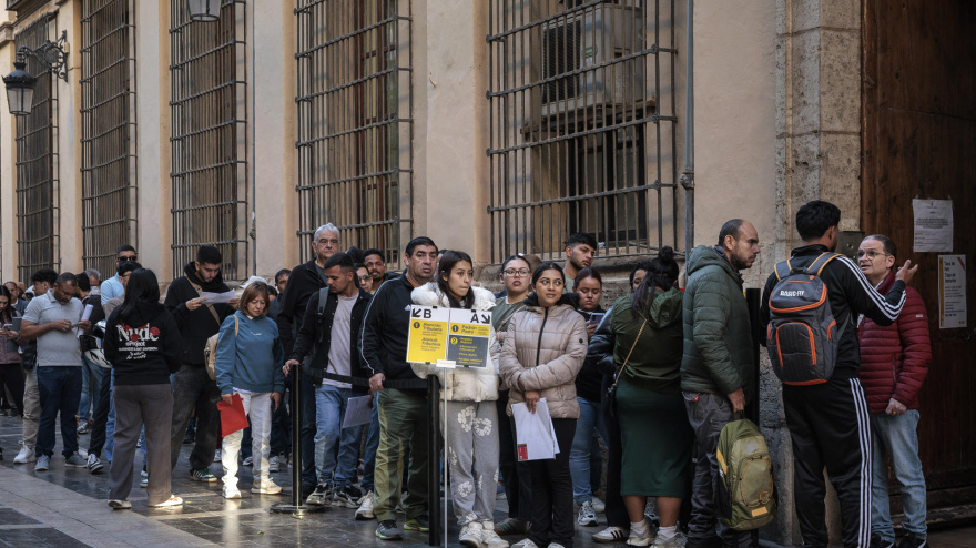 Un gran número de personas guarda cola ante el padrón municipal de Valencia