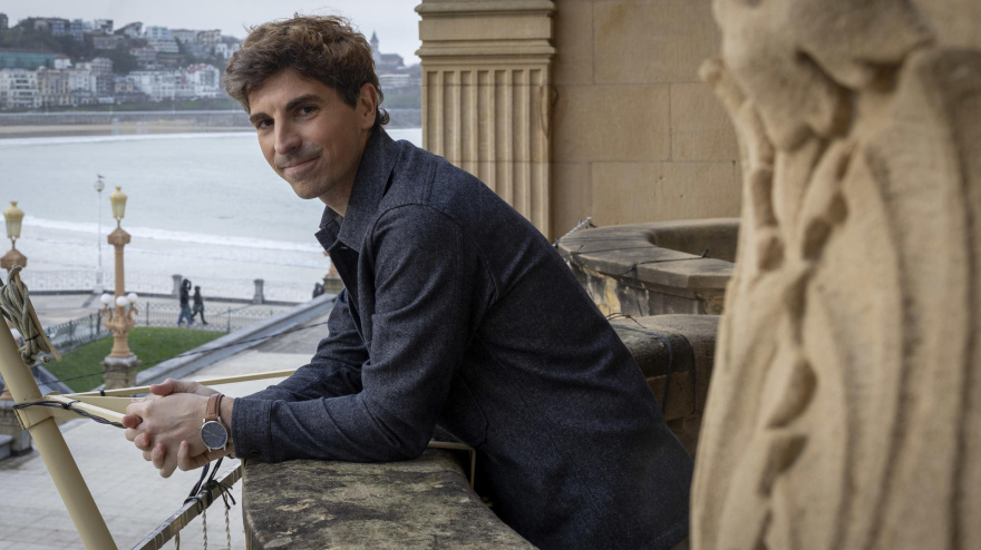 El alcalde de San Sebastian, Jon Insausti, en el balcón del Ayuntamiento de San Sebastián.EFE/Javier Etxezarreta