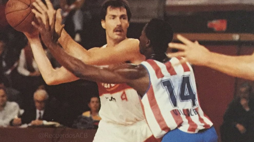 Ralph McPherson, con la camiseta del Júver contra el Atlético de Madrid