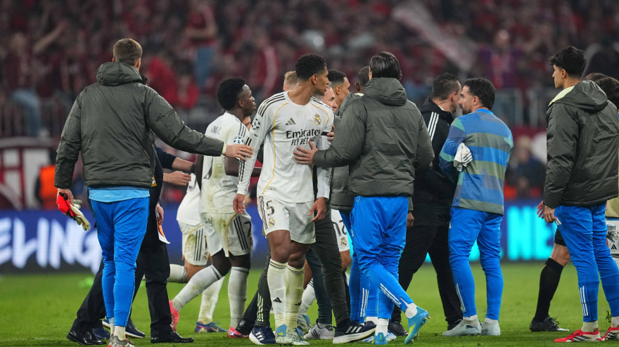 Los jugadores del Real Madrid protestan al colegiado después del pitido final.