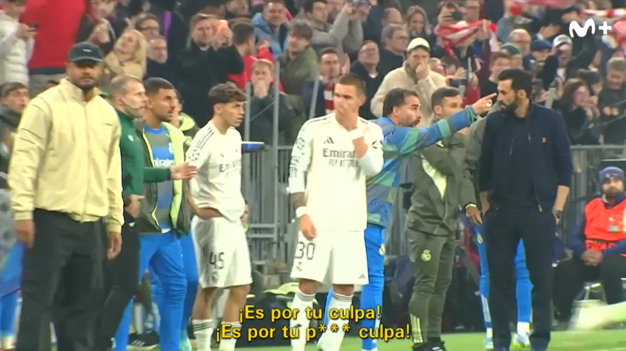 Carvajal recriminando al árbitro la expulsión de Camavinga