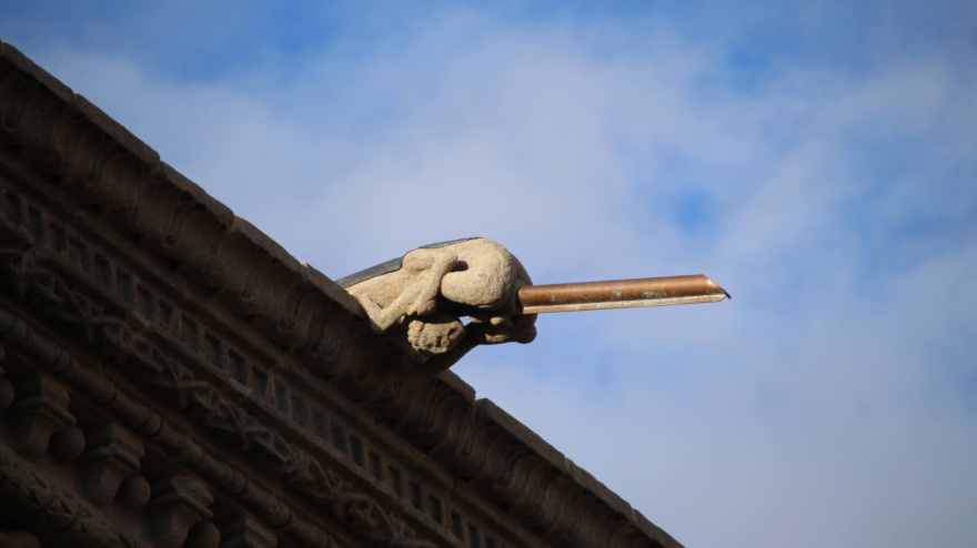 Una de las gárgolas de la fachada del Hostal dos Reis Católicos tras la polémica actuación