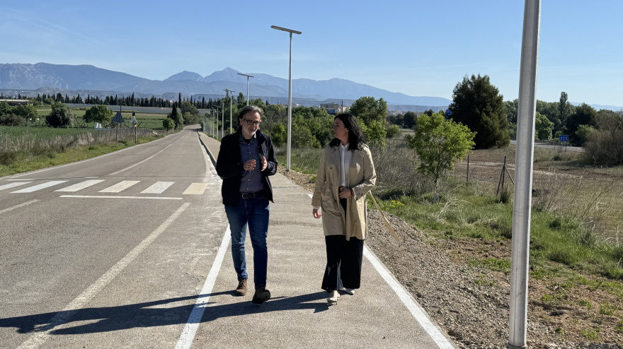 El andador cuenta con 42 farolas autónomas con plazas solares