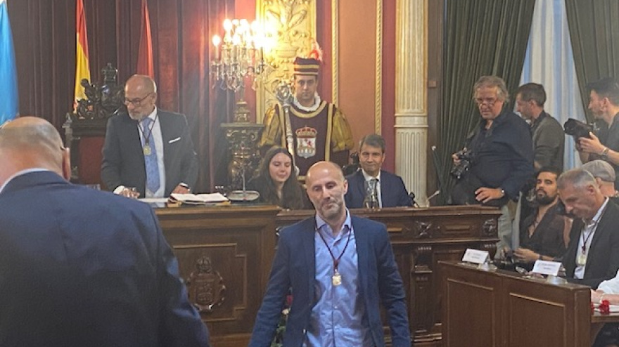 Gonzalo Jácome ante la mirada del ex alcalde socialista, Francisco Rodríguez, al que criticó duramente tras su imputación