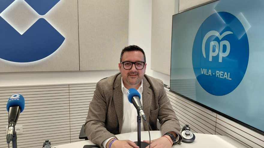 Adrián Casabó, portavoz del PP, visita los estudios de COPE para analizar la actualidad municipal.