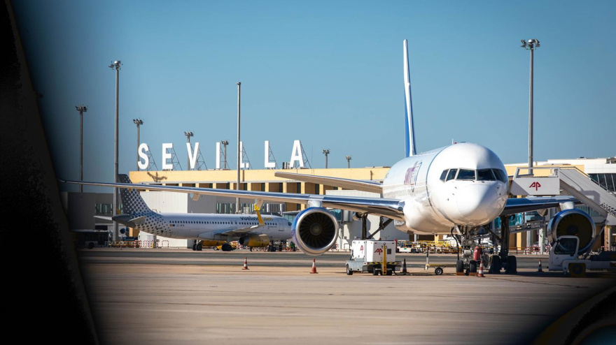 Vista de la terminal desde las pistas del aeródromo.