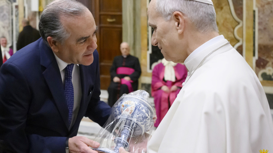 El alcalde de Talavera - José Julián Gregorio López - entrega Copón de Cerámica a S.S. Papa Leon XIV - photo - Vaticano Media