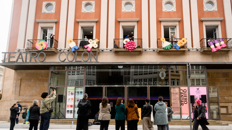 Fachada Teatro Colón con sanandresiños (foto Amora - Deputación da Coruña) (2)