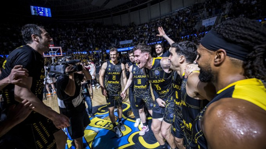 Los jugadores del La Laguna Tenerife después de lograr la clasificación.