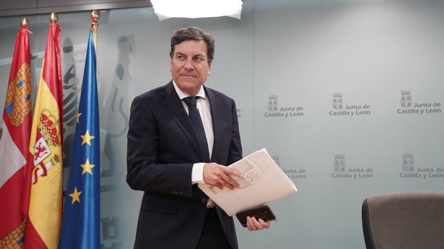 El portavoz y consejero en funciones de Economía y Hacienda, Carlos Fernández Carriedo, comparece en rueda de prensa posterior al Consejo de Gobierno.