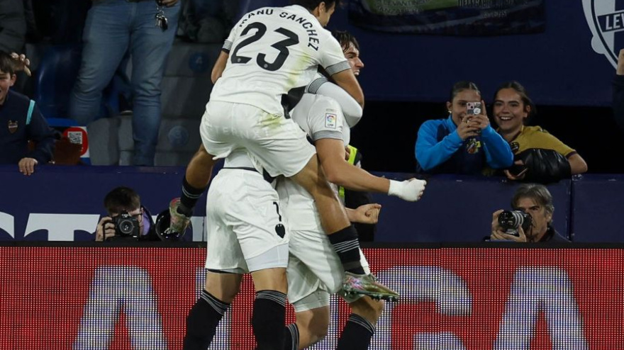 Manu Sánchez y Víctor García celebran con Espí el gol ante el Getafe
